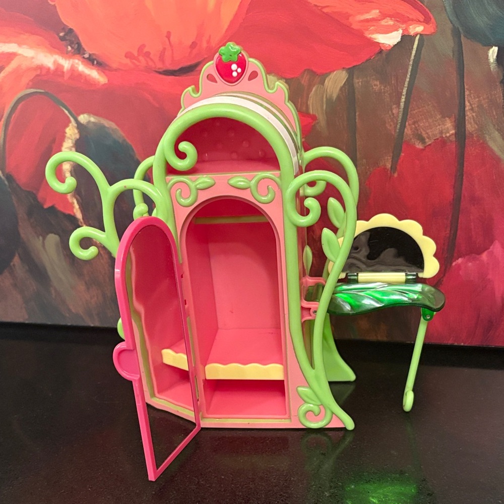 2009 Authentic Strawberry Shortcake Berry Armoire with folding Vanity Hasbro EUC
